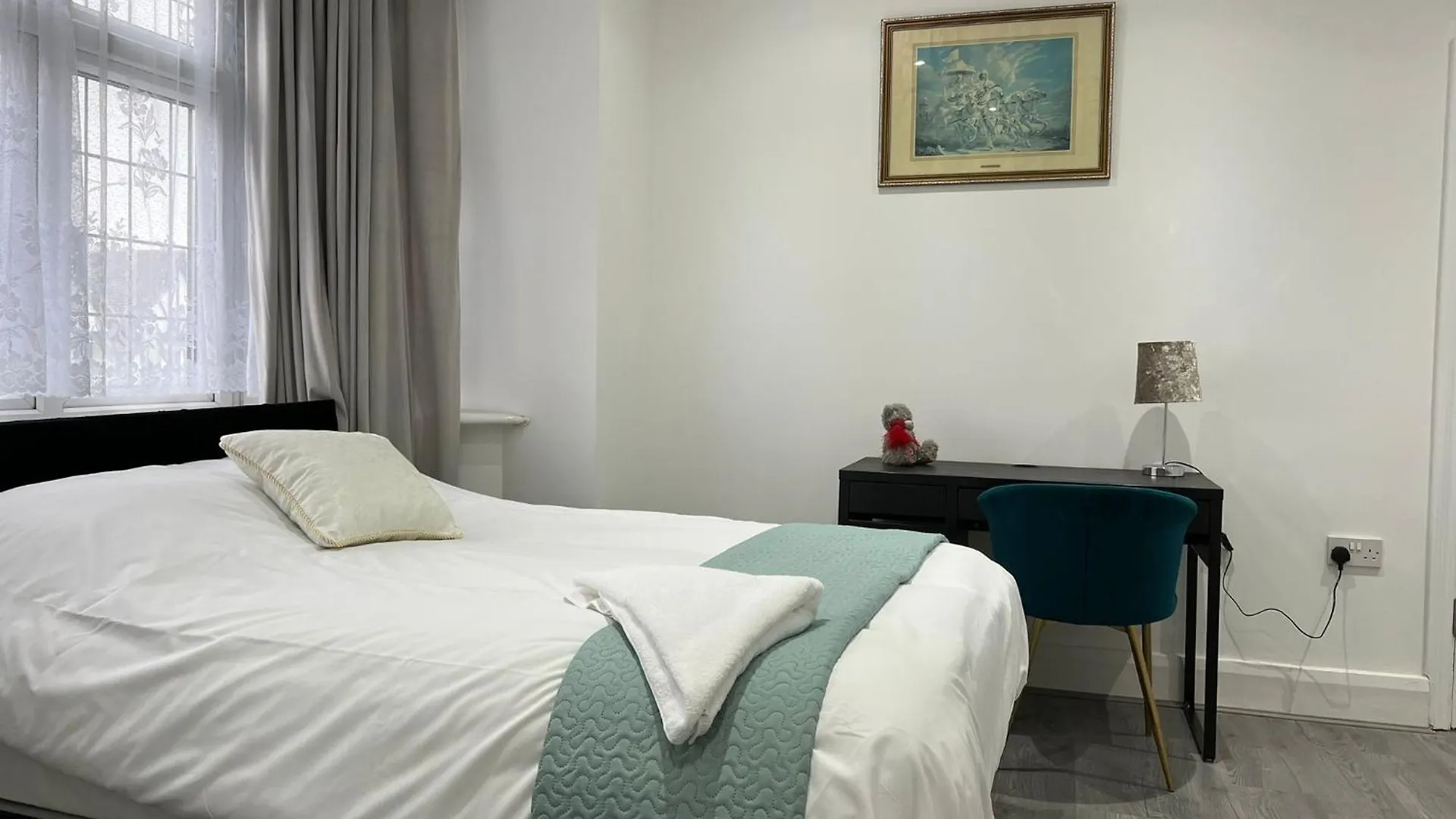 Inviting 2-Bed Apartment In Ilford